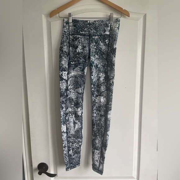 NWOT Lululemon Speed Up Tight Full On Luxtreme
28" Wildwood Multi - Picture 2 of 7